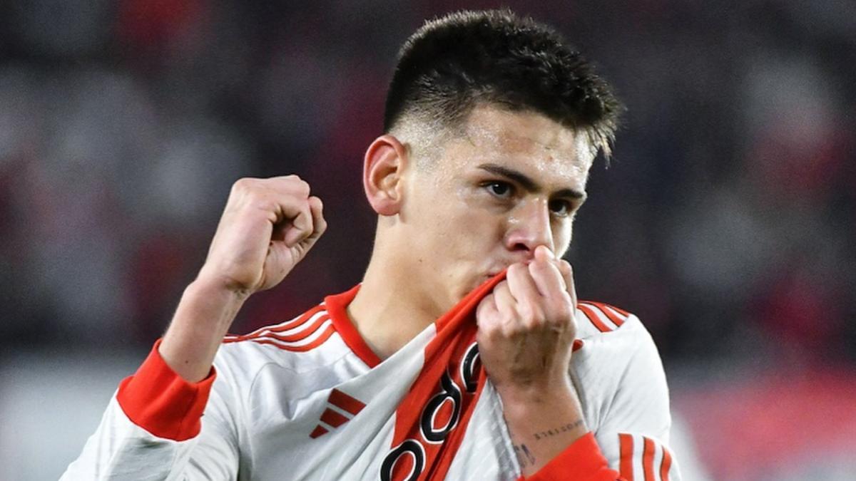 Claudio Echeverri besa el escudo de River