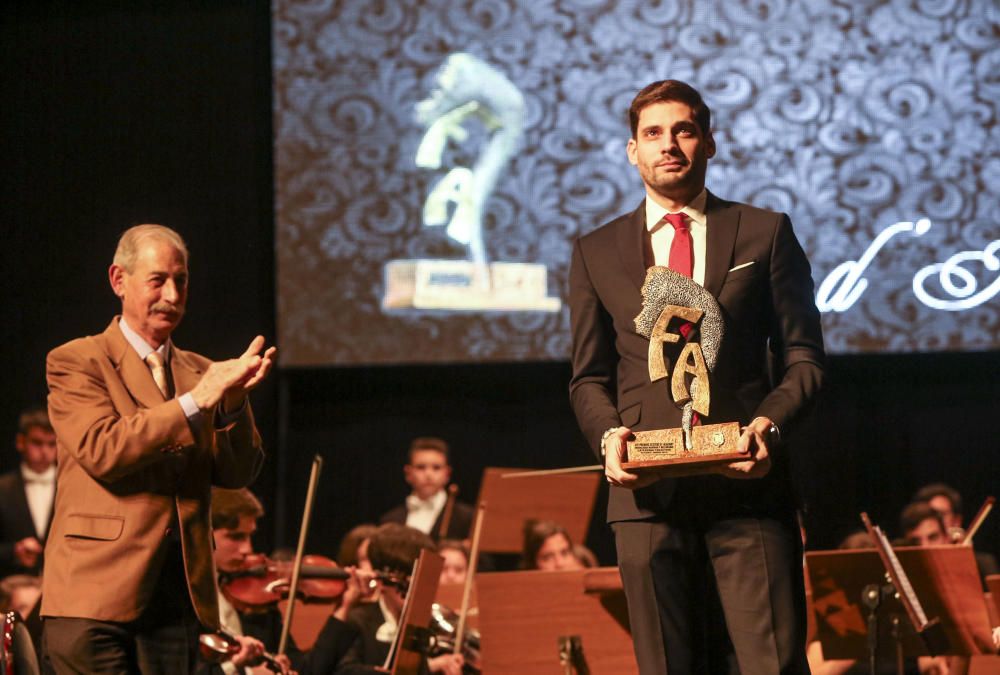 El restaurador y expresidente de Santa Cruz Ramón Riquelme, premio "José Ángel Guirao" en la gala Festers d'' Alacant.