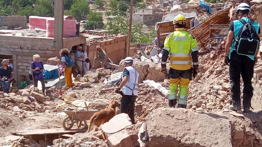 Bomberos forestales en una de las zonas arrasadas por el terremoto