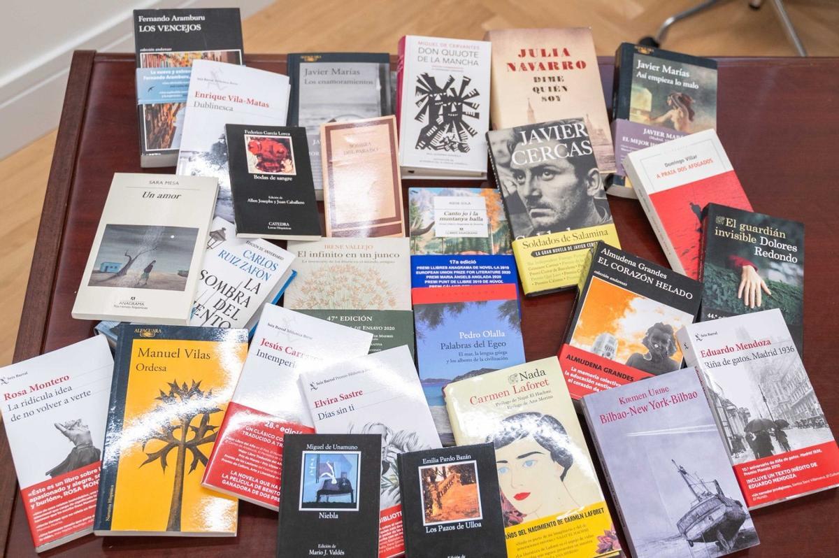 Fotografía de los libros que ha regalado el ministro de Exteriores, José Manuel Albares