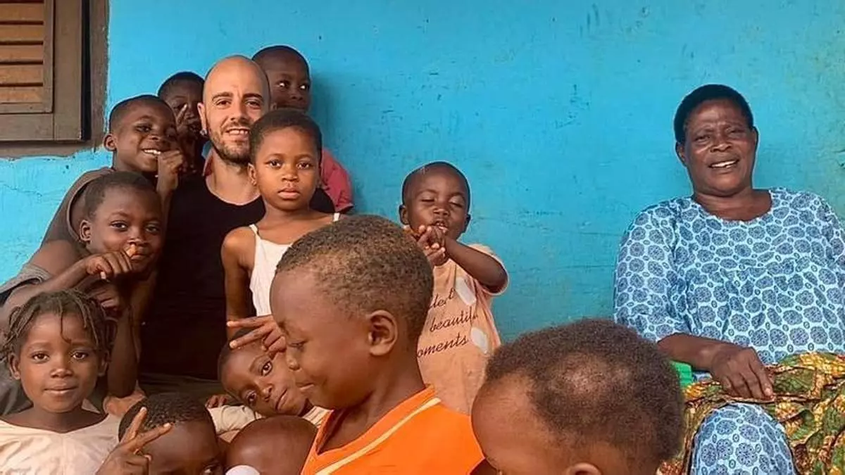 Lápices solidarios para los niños batammariba: el lavianés Llarvi Varela recoge material escolar para llevarlo y repartirlo en una remota región de África