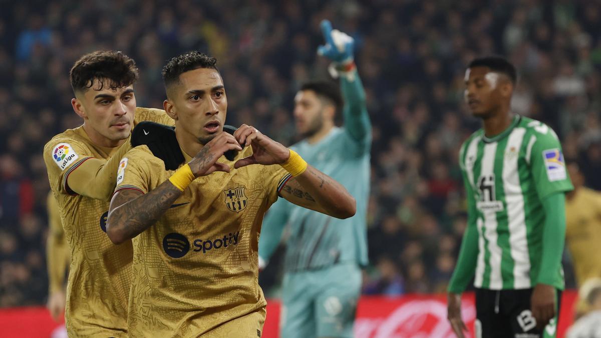 El delantero del Barcelona Raphinha (2-i) celebra tras marcar ante el Betis, durante el partido de Liga en Primera División entre Real Betis y FC Barcelona disputado este miércoles en el estadio Benito Villamarín, en Sevilla. EFE/Julio Muñoz