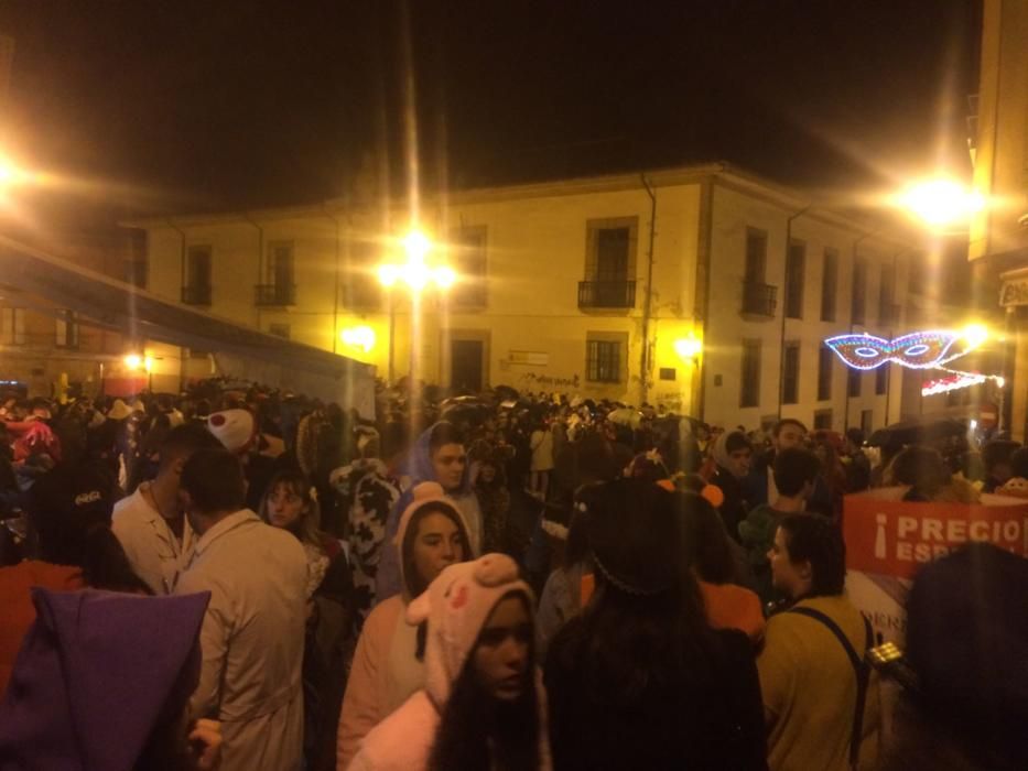 El botellón de carnaval llena de basura el Antiguo