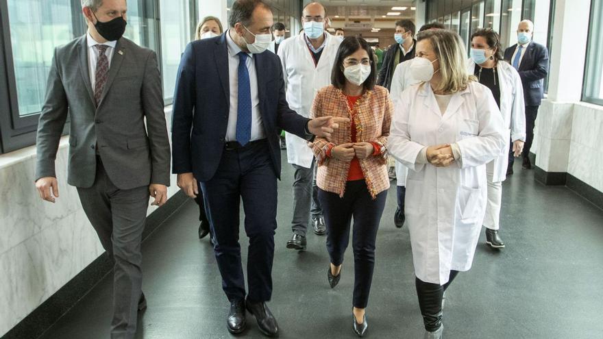 La ministra de Sanidad, Carolina Darias (centro), durante una visita al Hospital de Santiago. |   // XOÁN ÁLVAREZ