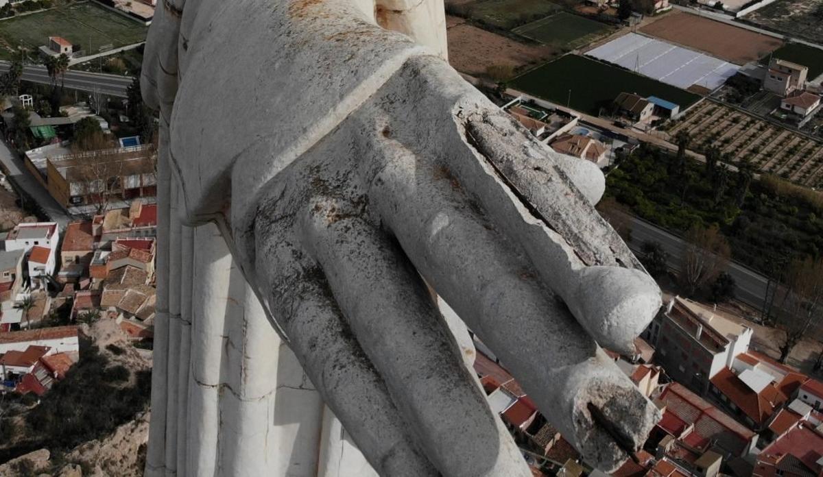 Desprendimientos del hormigón en la una de las manos del Cristo de Monteagudo