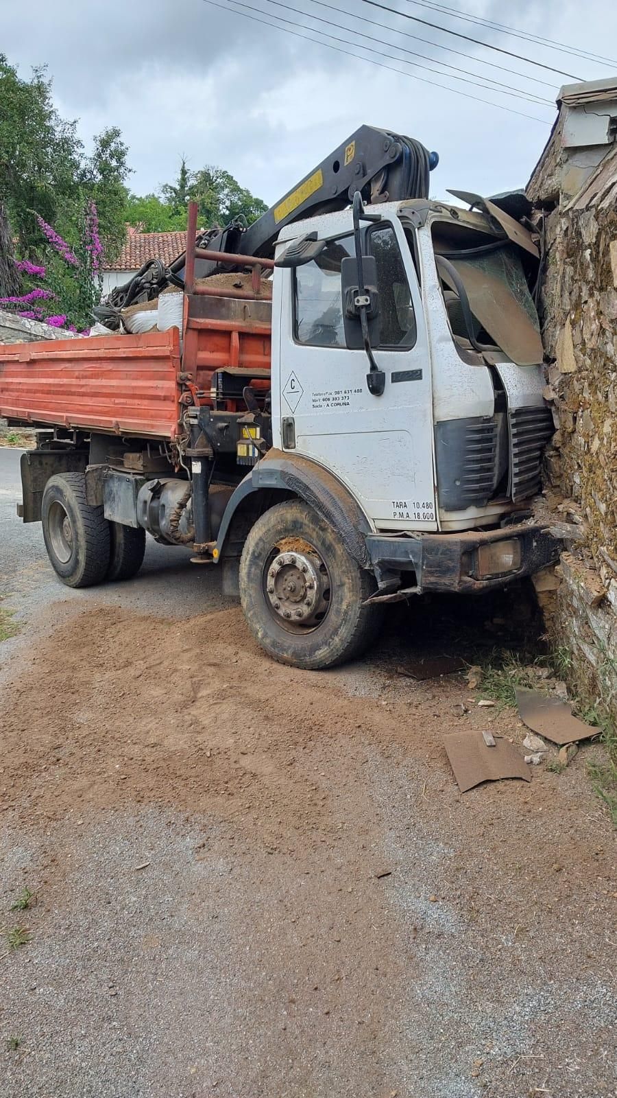 Un camión se empotra contra un pazo en Bergondo