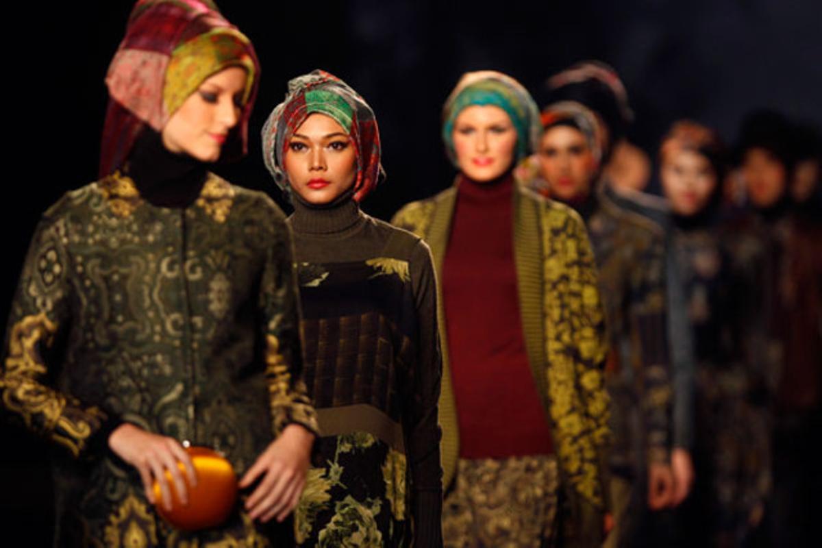 Diverses models presenten les creacions del dissenyador Kenzo durant el festival de moda de Kuala Lumpur (Malàisia).