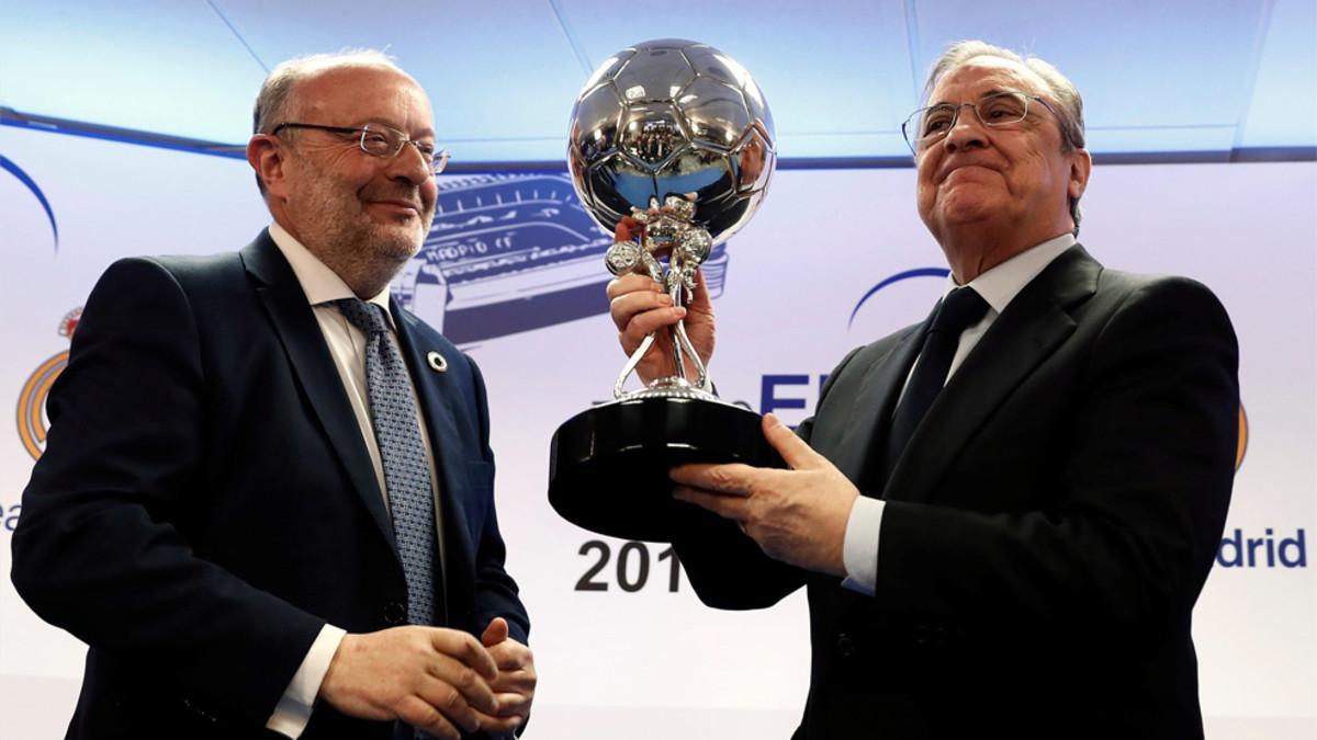 El presidente del Real Madrid, Florentino Pérez, recibe de manos del secretario de Estado de Cooperación Internacional y para Iberoamérica y el Caribe, Fernando García Casas, el Trofeo EFE