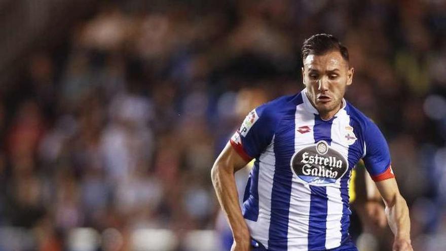 Lucas Pérez supera a Gabi durante el partido de ayer.