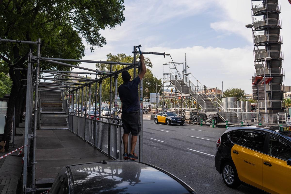 El puente para peatones junto a la meta de La Vuelta en Barcelona