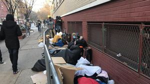 Varios migrantes, junto a la antigua escuela católica de Santa Brígida, en el East Village.