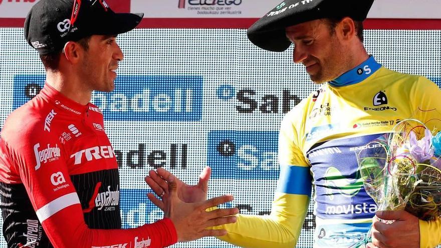 Alberto Contador felicita a Alejandro Valverde en el podio de la Vuelta al País Vasco.