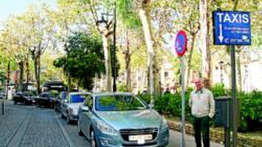 Los taxistas piden volver a la parada de Las Torres