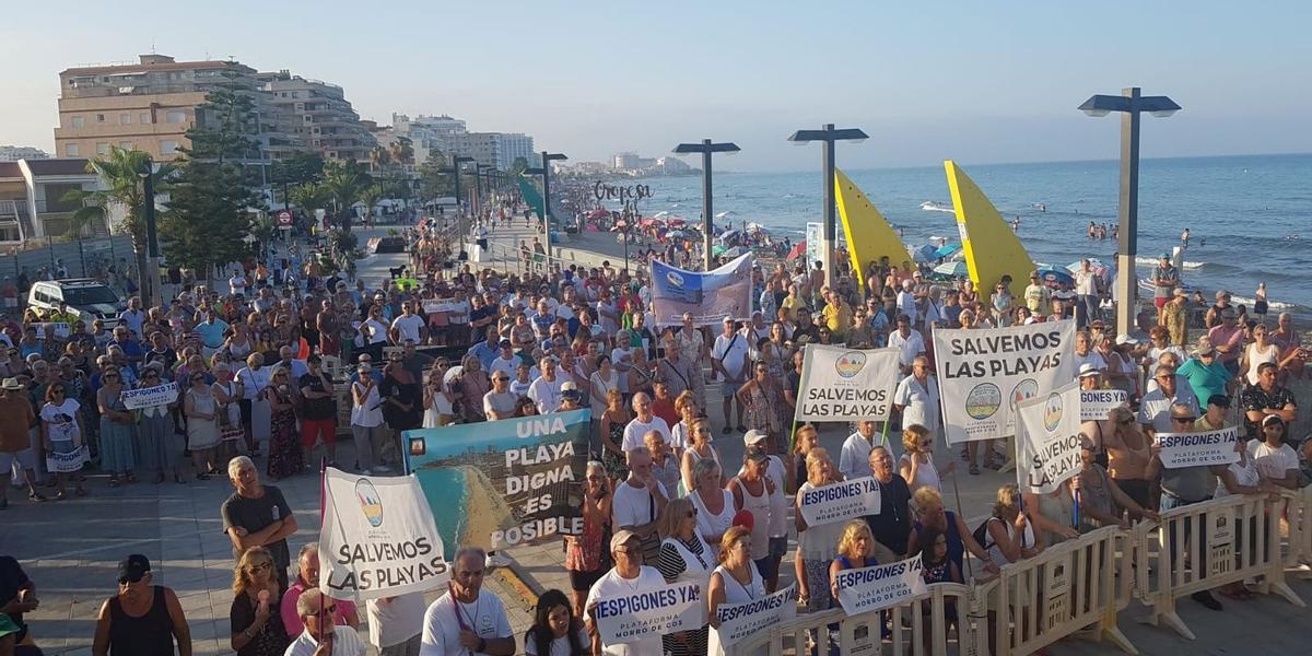 Manifestación por la playa de Morro de Gos de Orpesa.
