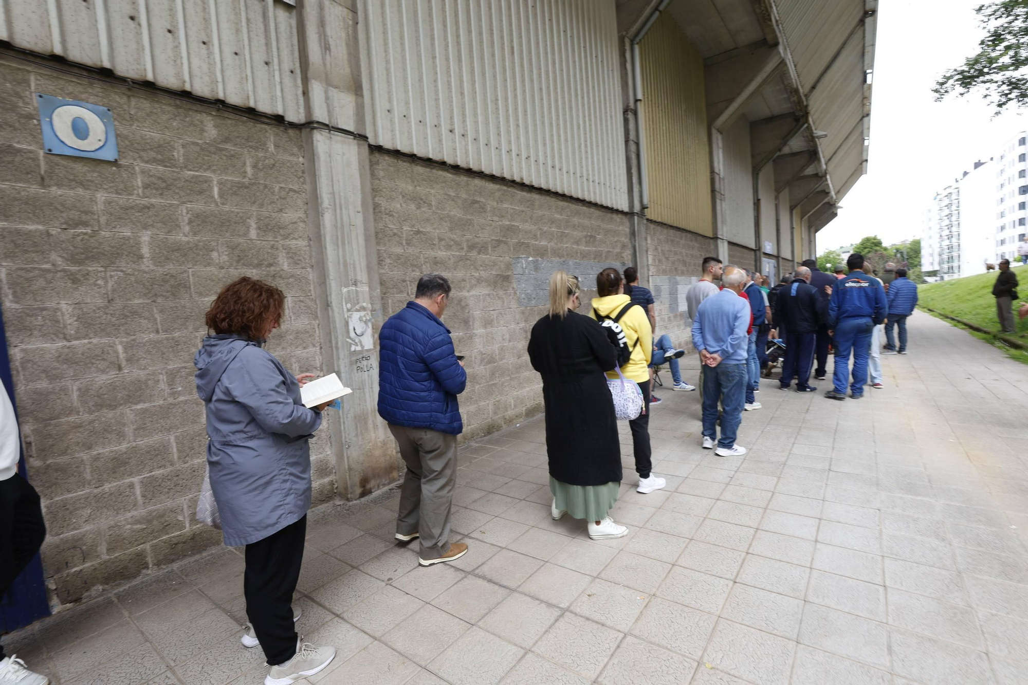 EN IMÁGENES: Impresionantes colas para asistir a la final por el ascenso del Avilés