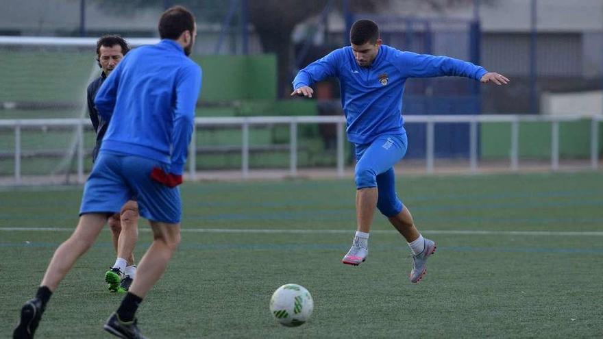 Adrián Gómez (derecha) y Jacobo Millán realizando ejercicios ante la mirada de Luisito en un entrenamiento en Príncipe Felipe. // Gustavo Santos