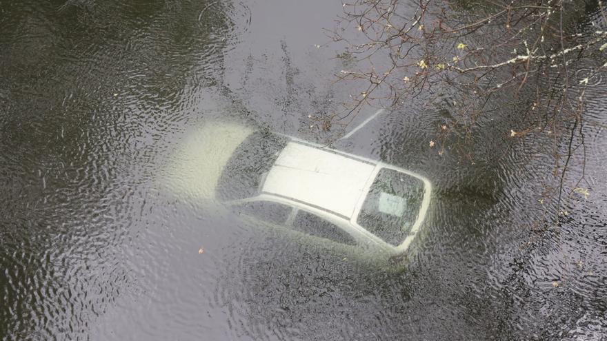 Rescatada una mujer tras caer al río Verdugo con su coche en Ponte Caldelas