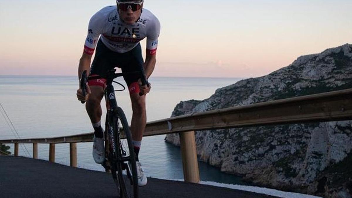 El ciclista Juan Ayuso arropa a un nuevo equipo en la Llosa de Ranes