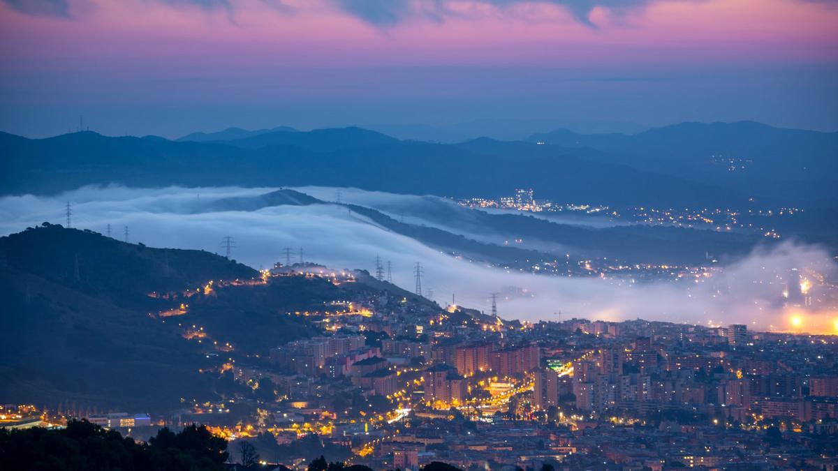 primera vez esta temporada otoño-invierno con la clásica niebla del Vallès que cae en Barcelona por las crestas más bajas de Collserola a orillas del río Besòs