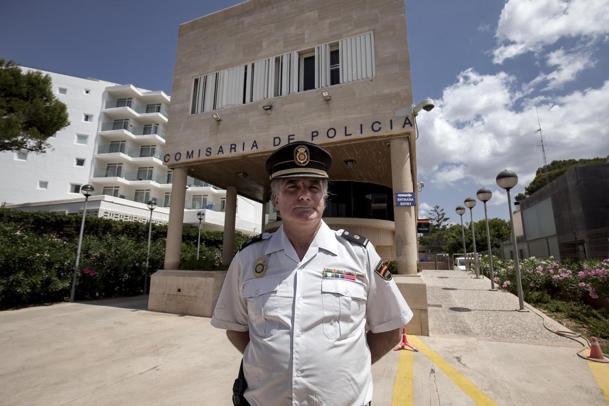 Polizeichef Francisco Javier Santos vor der Wache der Nationalpolizei an der Playa de Palma auf einer Archivaufnahme.