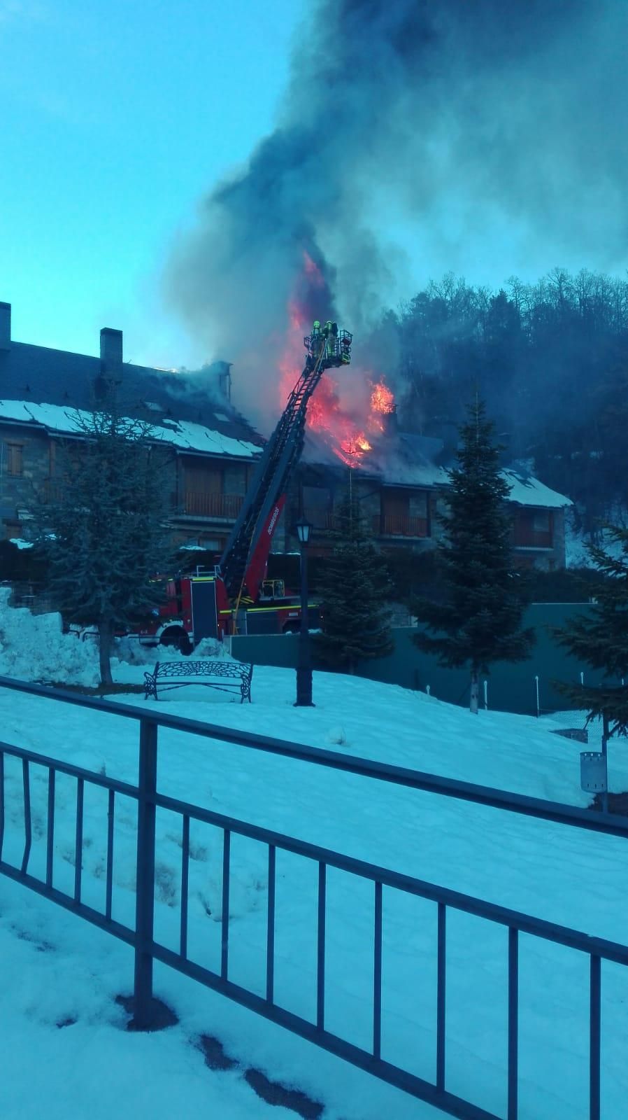 Un incendio calcina cuatro apartamentos en Tramacastilla de Tena