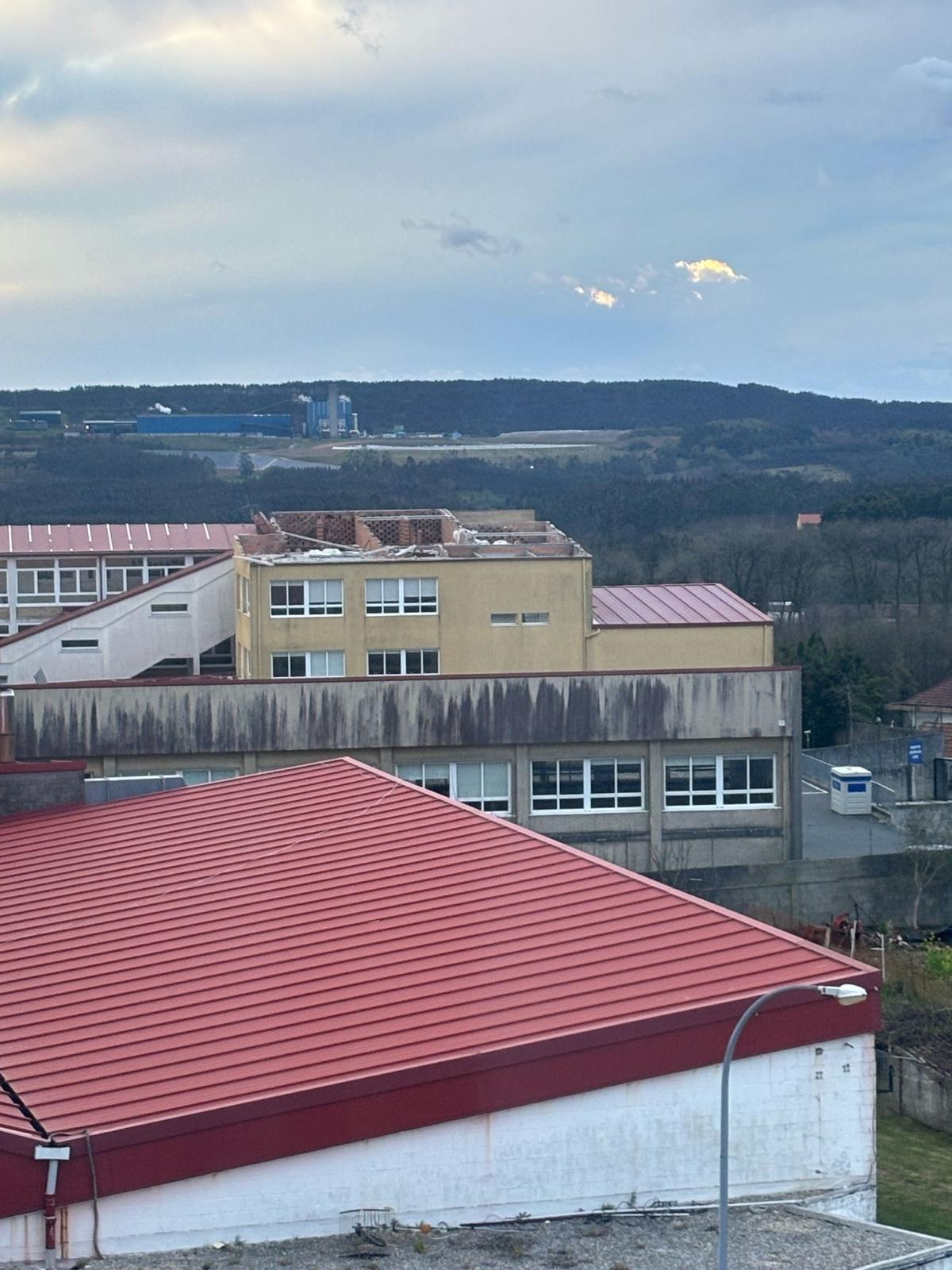 El viento arranca parte de la cubierta del colegio CPI O Cruce en Cerceda.