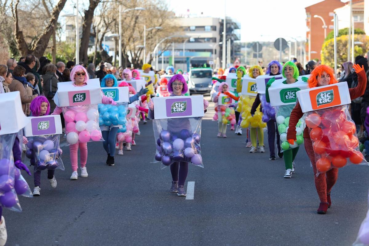 Miles de personas han vuelto a disfrutar del desfile de Carnaval de Toledo que ha llenado de color las calles de la ciudad
