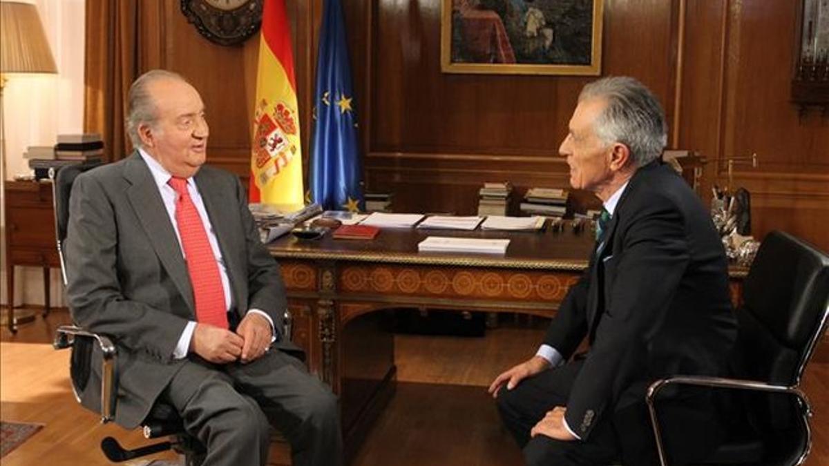 Juan Carlos y Jesús Hermida, durante la entrevista para TVE en la Zarzuela.