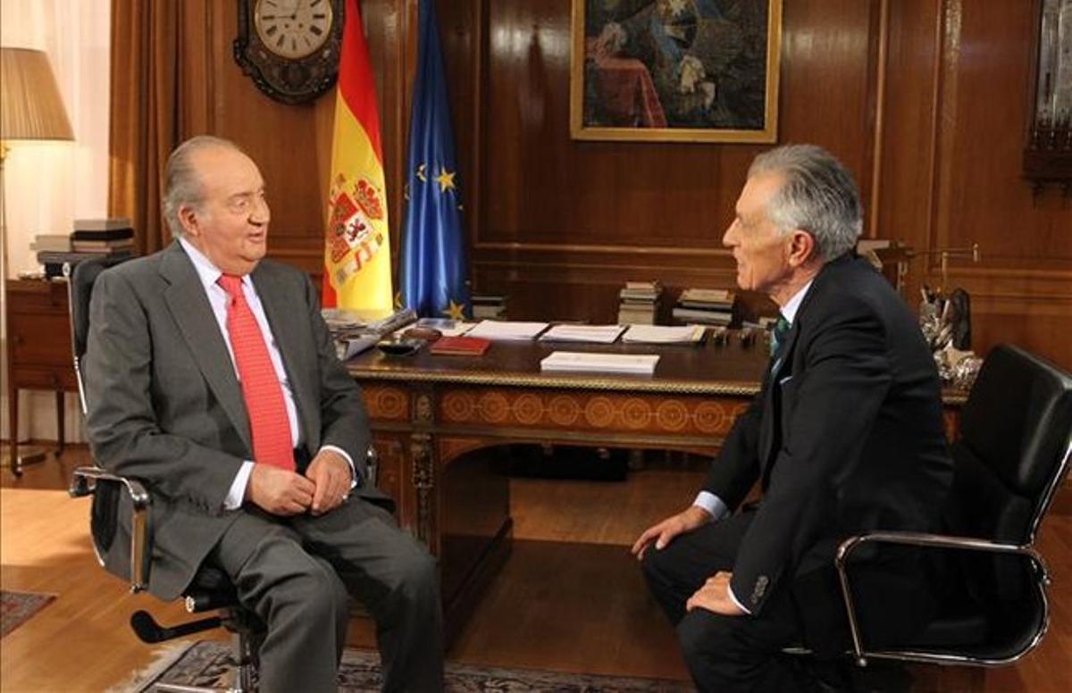 Joan Carles i Jesús Hermida, durant l’entrevista per a TVE a la Zarzuela.