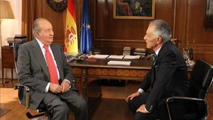 Juan Carlos y Jesús Hermida, durante la entrevista para TVE en el palacio de la Zarzuela.