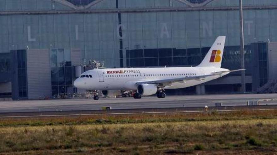 Un avión en la zona de estacionamiento del aeropuerto, infraestructura que deberá incorporar también el nombre de Elche.