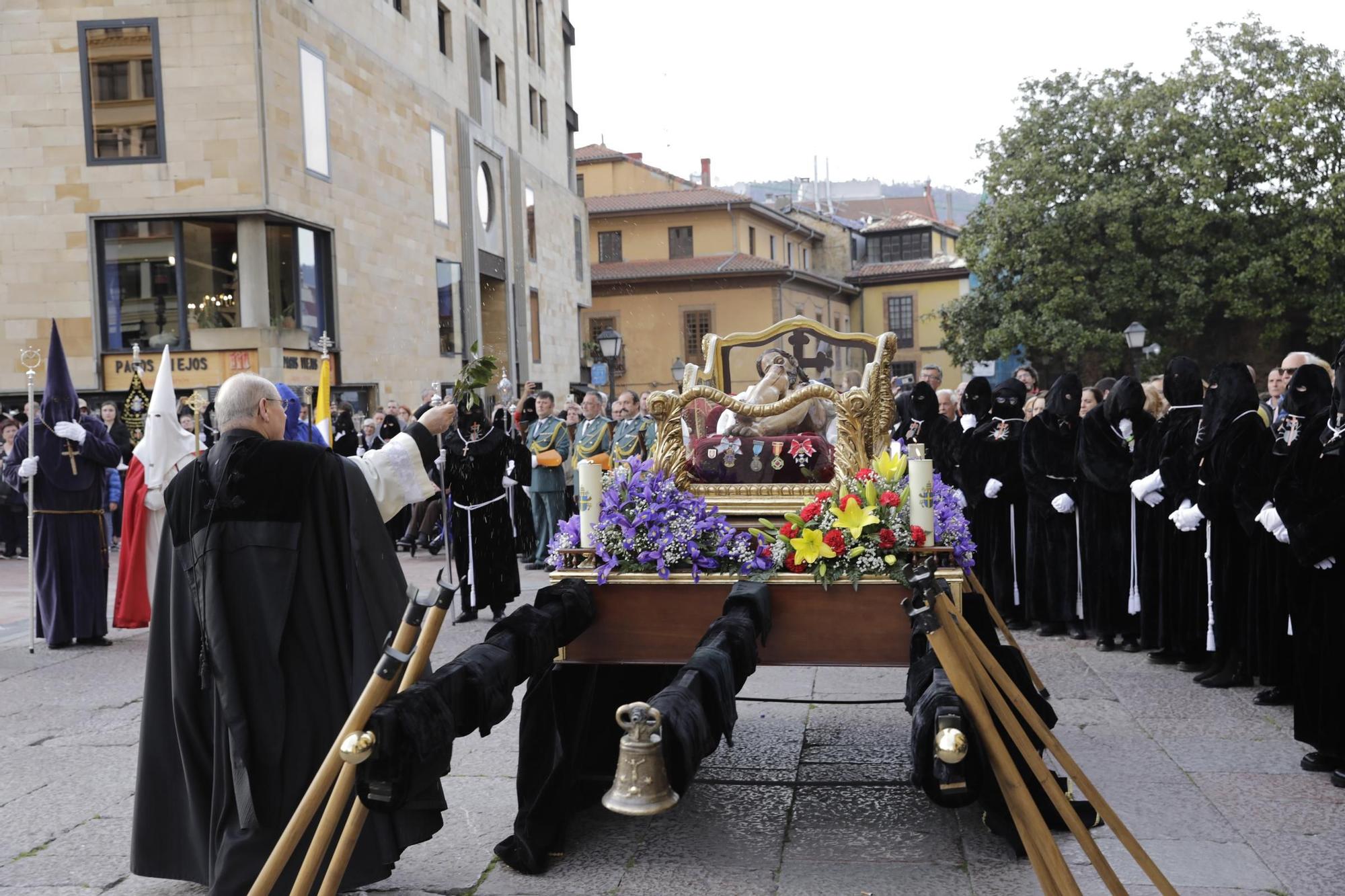 La procesión intergeneracional del Santo Entierro emociona Oviedo