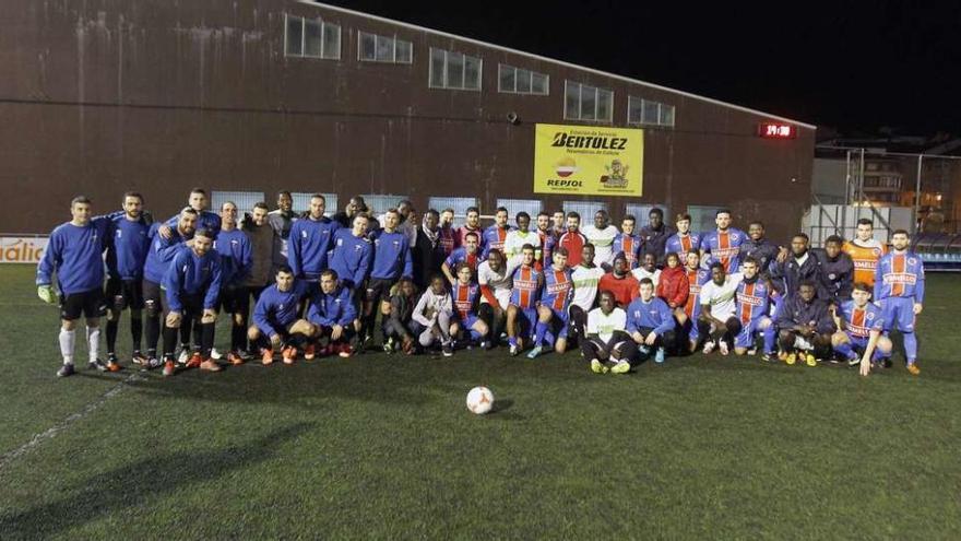 Foto de familia de los equipos de la Unión Deportiva Ourense, Seixalvo y un combinado de senegaleses, ayer en el Miguel Ángel González. // Jesús Regal