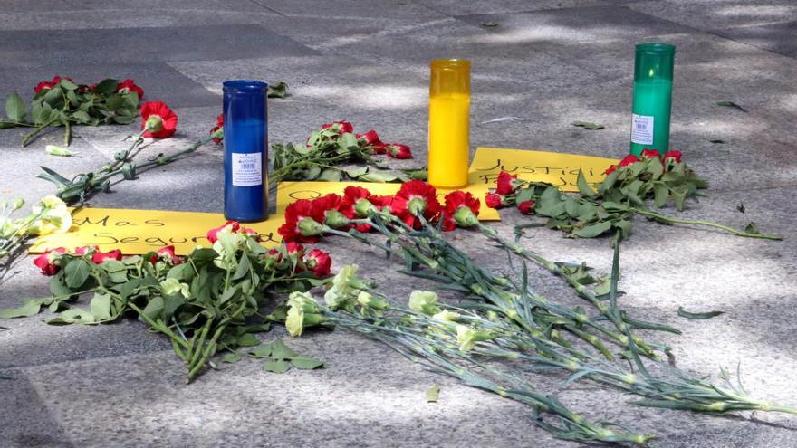 Ofrenes espontànies al punt de la Rambla on es va produir el crim de Figueres