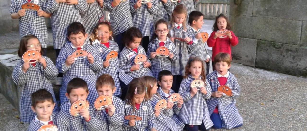 Grupos de alumnos del colegio Labor en la fiesta.