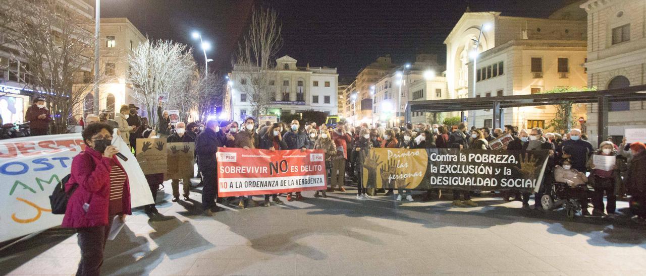 Más de un centenar de personas protestan contra Barcala por criminalizar a mendigos y prostitutas con la &quot;ordenanza de la vergüenza&quot;