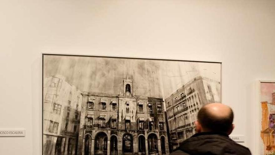 Un hombre observa una de las obras.