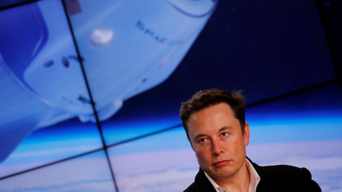 Elon Musk y su cohete, que se prevé que se estrelle en la luna en marzo.