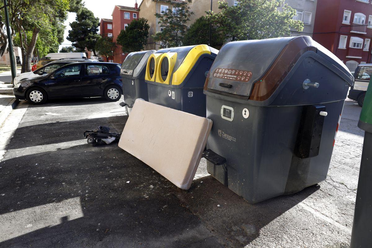 La suciedad acumulada afecta a vecinos, comercios, peatones y servicios municipales.