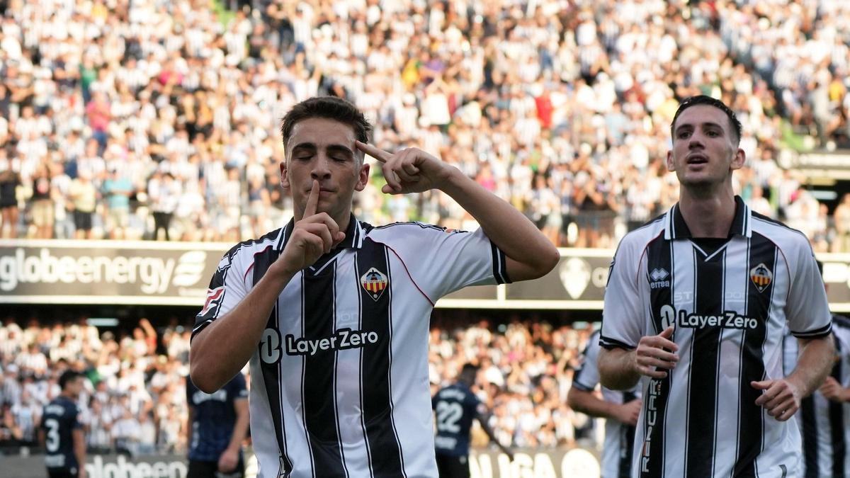 Cala celebra un gol en el SkyFi Castalia.