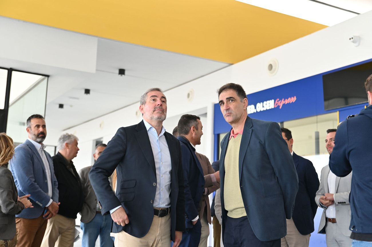 Fernando Clavijo visita la nueva terminal del Puerto de Playa Blanca