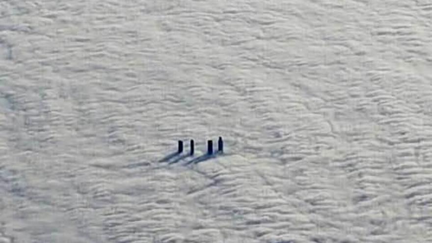 Las torres de la Castellana, sobresaliendo entre la niebla que cubrió el lunes Madrid.