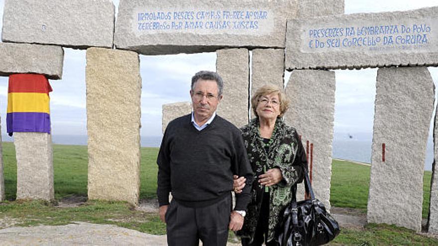 Sergio y Josefa Andrade Pérez posan junto el monumento a los fusilados, en el Campo da Rata.