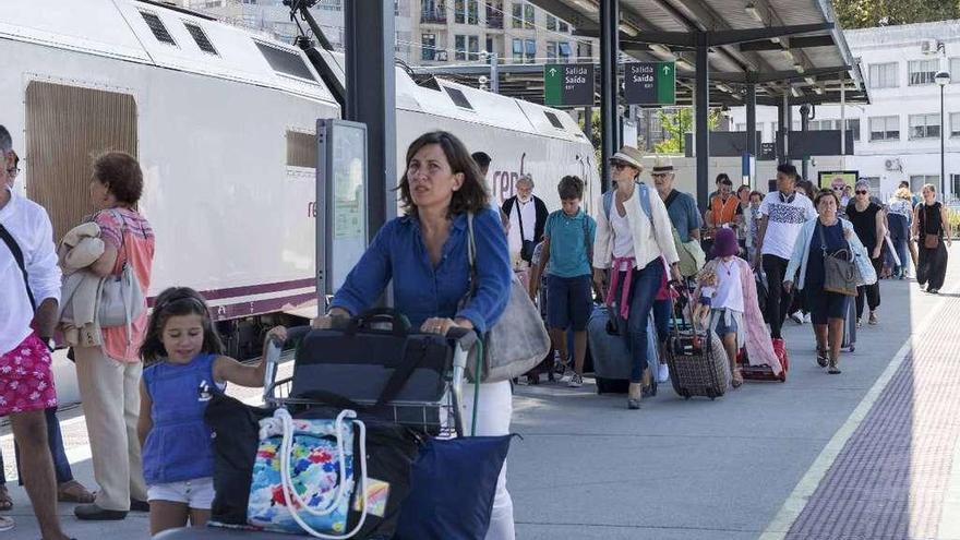 Viajeros accediendo al tren Alvia a Madrid que partió ayer de Vigo por la tarde. // Cristina Graña