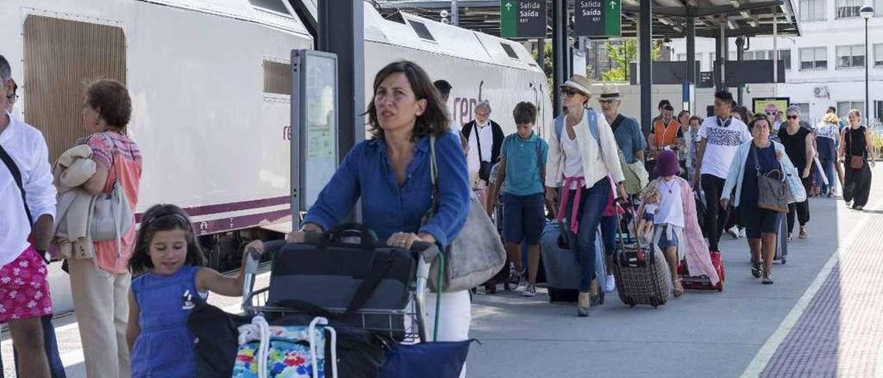 Viajeros accediendo al tren Alvia a Madrid que partió ayer de Vigo por la tarde. // Cristina Graña