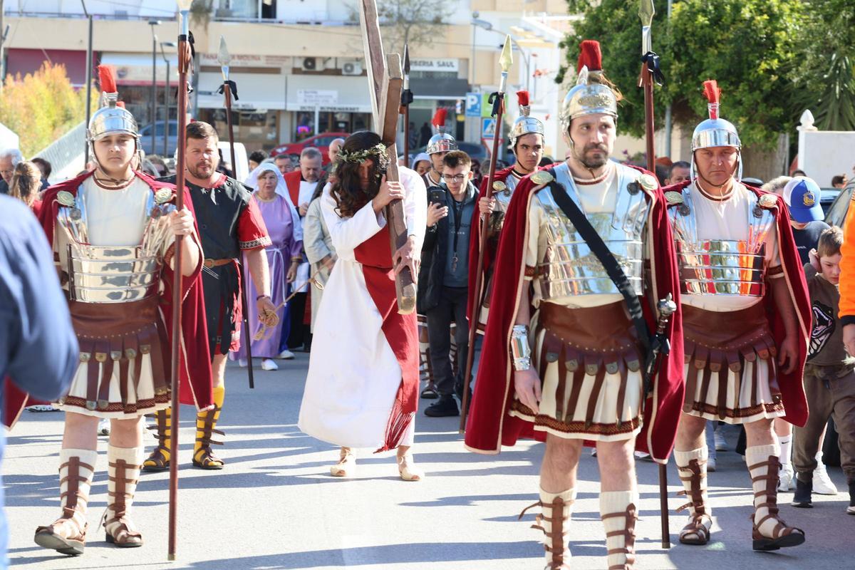 Galería: imágenes del vía crucis de Santa Eulària