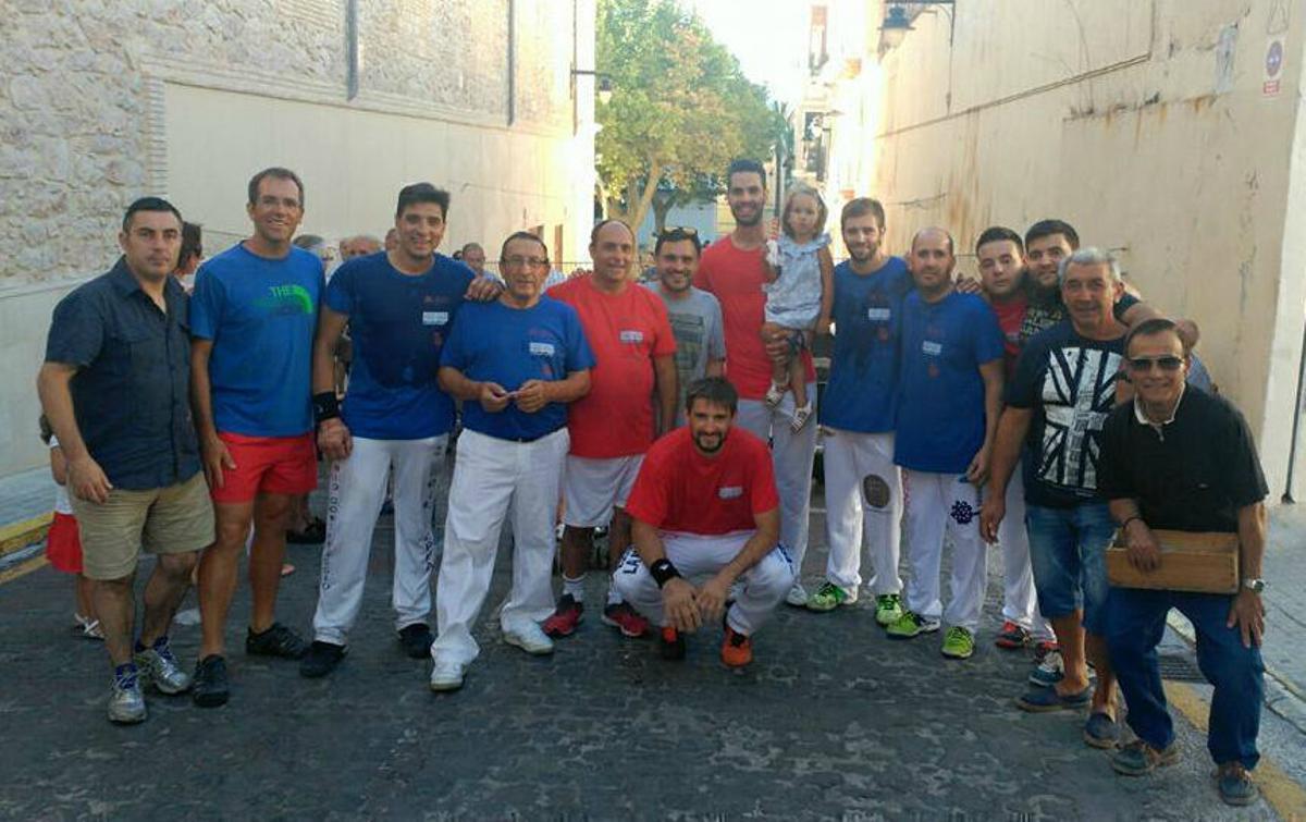 Jugadores de una partida de pilota en la calle donde se va a intervenir.