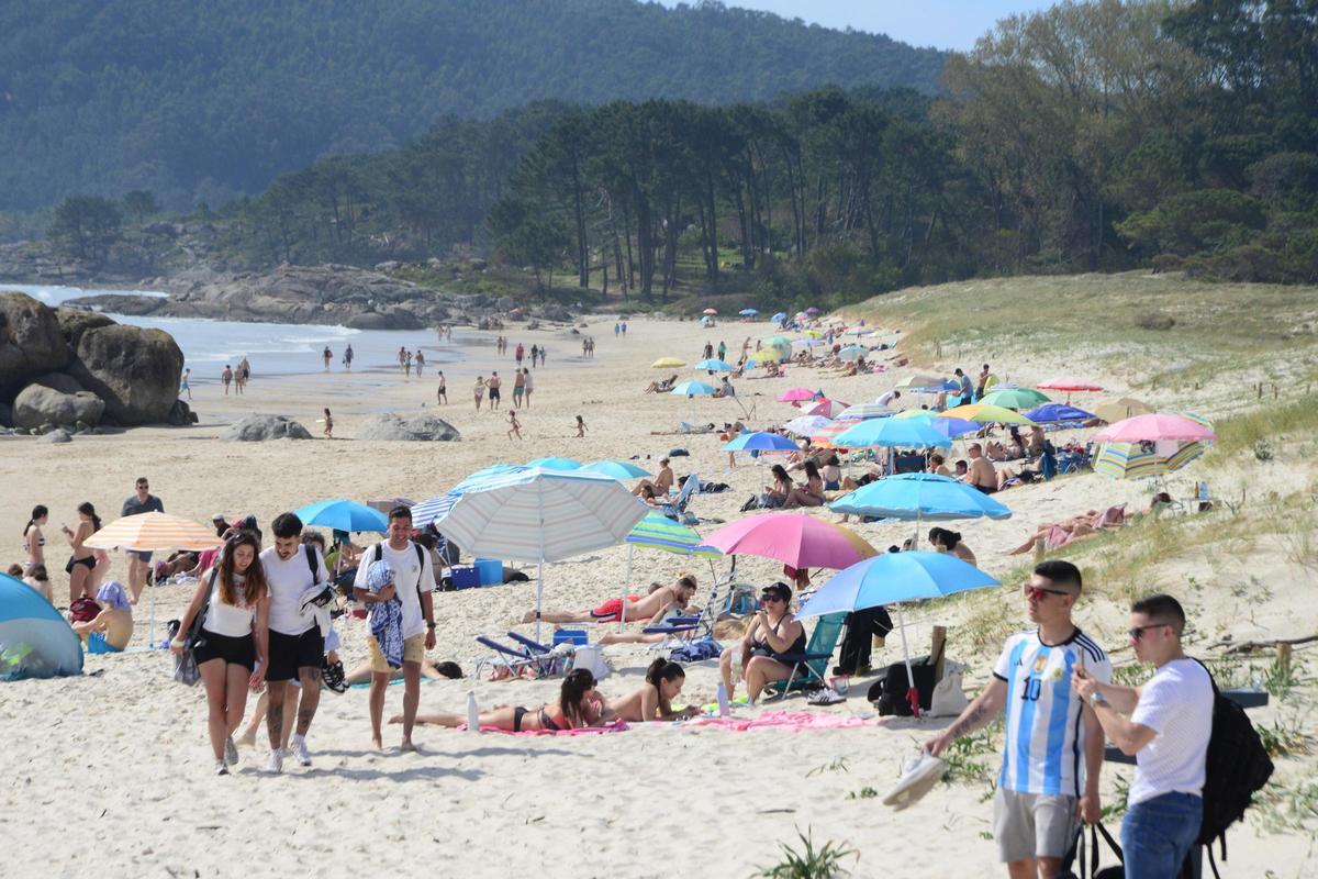 El buen tiempo colma de visitantes las playas de Cangas este fin de semana.  // G.Núñez