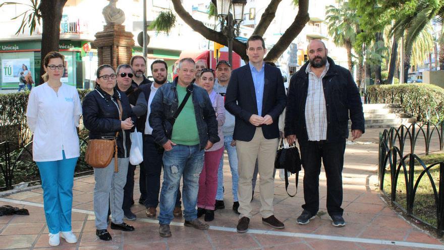 Carballo posa junto a un grupo de vecinos de la zona.