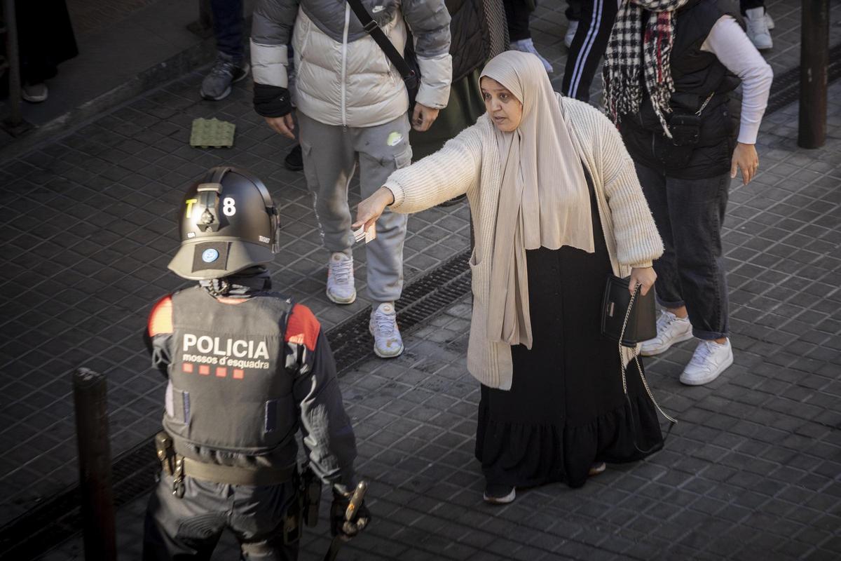 Badalona desaloja un edificio en ruinas en el que viven 8 familias